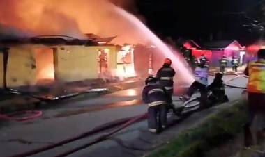 Cinco personas damnificadas, dos casas destruidas y una dañada deja violento incendio en Linares