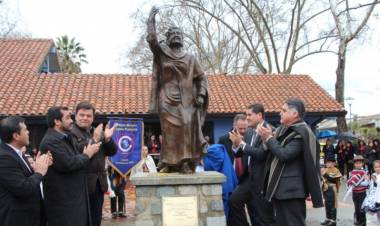 En Linares inauguran estatua en homenaje a la maestra “Margot Loyola Palacios”