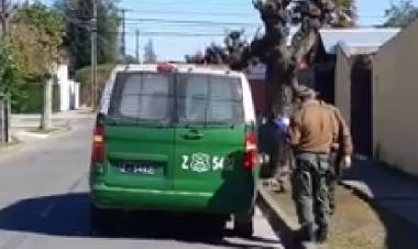 Confuso accidente involucró a furgón de Carabineros 