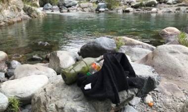 Chalecos, ropa interior y botellas dejan “trekkeros” en la Reserva Nacional “Los Bellotos”