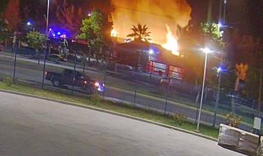 Indagan intencionalidad en incendio que afectó a discoteca Club Madero de Linares