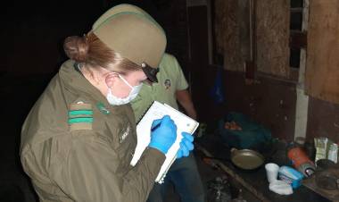 Carabineros y jóvenes entregan pan y café a personas en situación de calle en Cauquenes