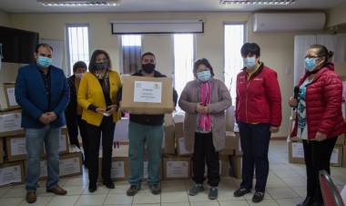 Gobierno entrega kits sanitarios para adultos mayores postrados y sus cuidadores