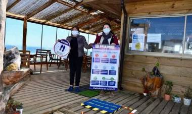 Campaña "Pelluhue te cuida" entrega elementos sanitarios al comercio para prevenir el Covid-19