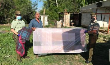 Carabineros entrega colchones y kits sanitarios en Linares y San Javier