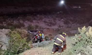 Cuatro lesionados deja  desbarrancamiento de camioneta en “Vega de Salas”