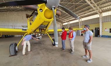 Autoridades visitaron a pilotos de aviones de combate de incendios en el Maule