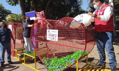 Instalan “corazones gigantes” en nueve puntos de Linares para reciclar “tapitas” y apoyar a los niños y niñas enfermos de cáncer