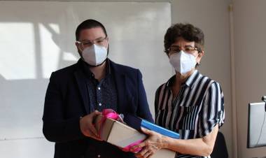 Doctora linarense María Aurora Canessa recibe premio a la trayectoria académica 