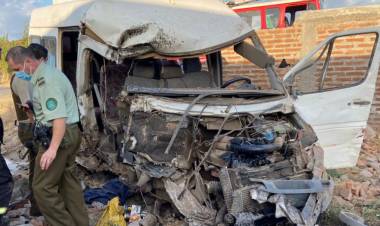 Joven de 25 años muere tras violento choque de minibús con muro en la comuna de Longaví