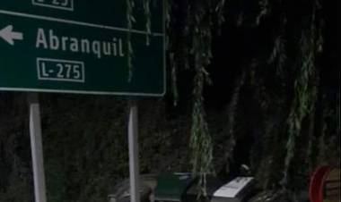 Persecución policial termina con dos carabineros lesionados y carro volcado