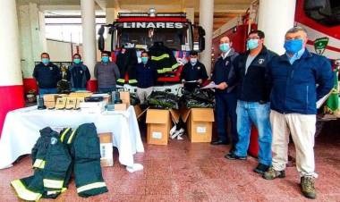 Platas de parquímetros permiten compra de radios y equipos de protección para bomberos de Linares