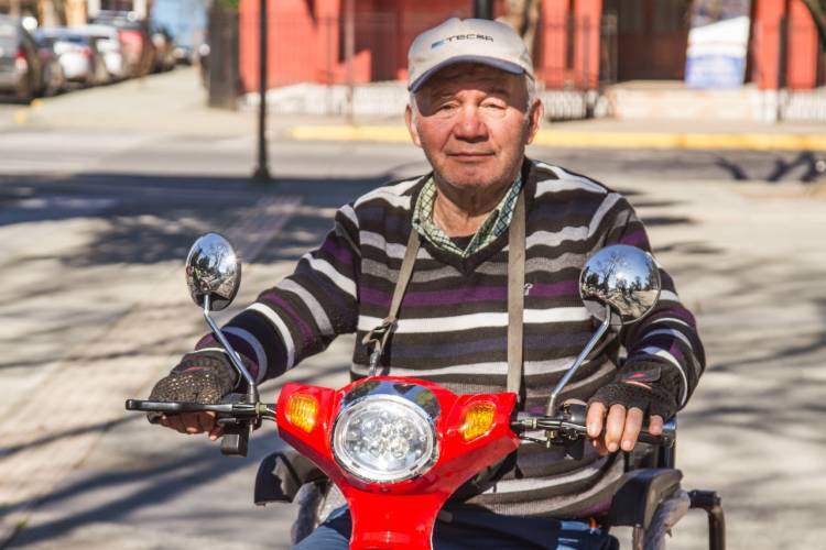 Donan dos motos a discapacitados en la comuna de Longaví