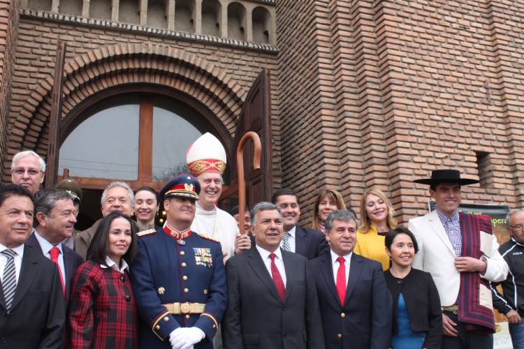 Líderes sociales y políticos dicen que  obispo Tomislav Koljatic debería restarse del Te Deum de Fiestas Patrias