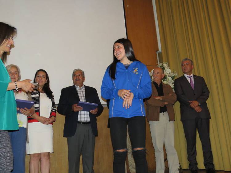 Premian a atleta parralina Valentina Rebolledo