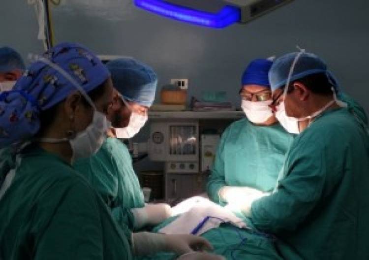 Médicos de la generación ’99 de la Universidad de Chile realizan operaciones gratis en Linares  