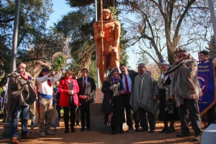 Linares salda deuda con el pueblo mapuche al inaugurar estatua de “Lautaro” en Plaza de Armas