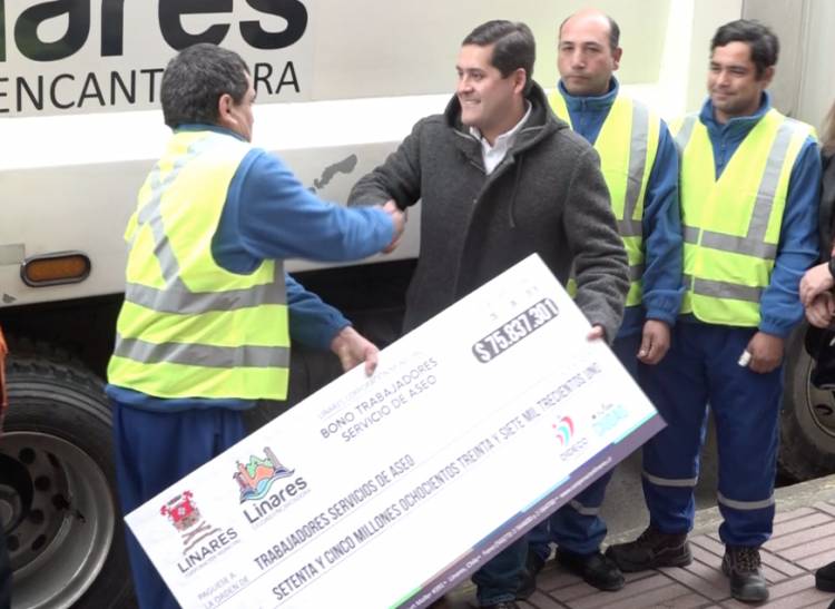  Municipio entrega bono de incentivo a recolectores de basura de Linares