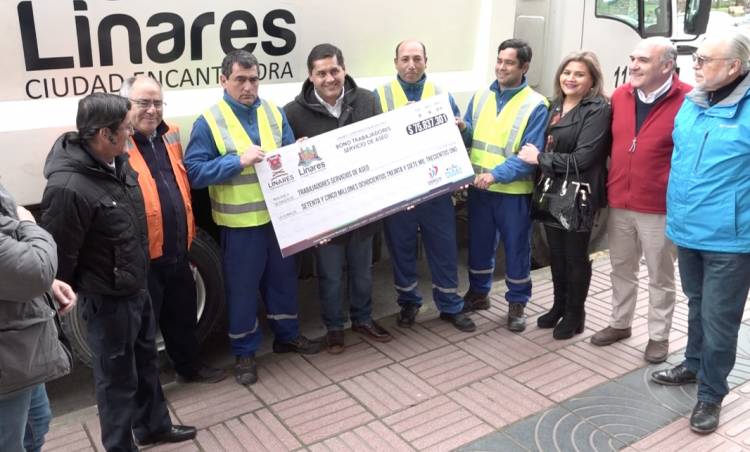  Municipio entrega bono de incentivo a recolectores de basura de Linares