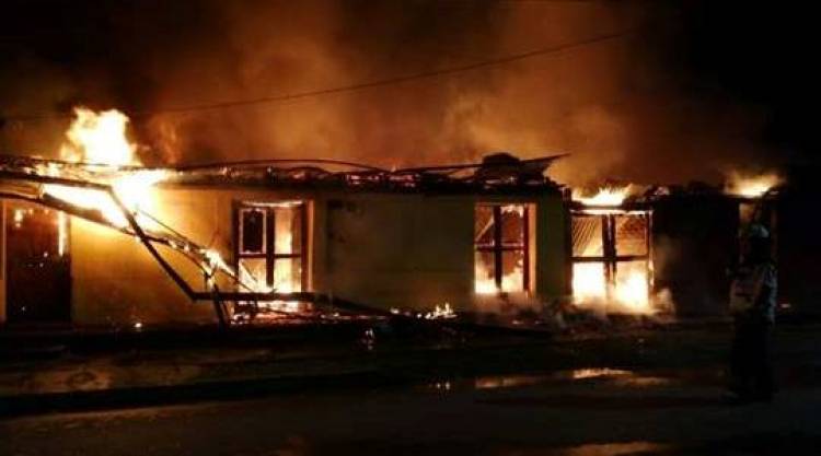 Cinco personas damnificadas, dos casas destruidas y una dañada deja violento incendio en Linares