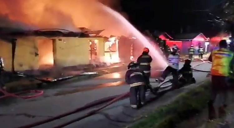 Cinco personas damnificadas, dos casas destruidas y una dañada deja violento incendio en Linares