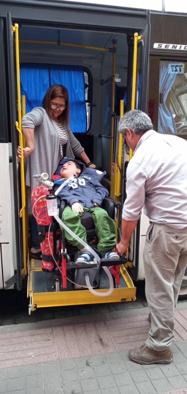 Menor electrodependiente pudo trasladarse en un taxi bus después de seis años
