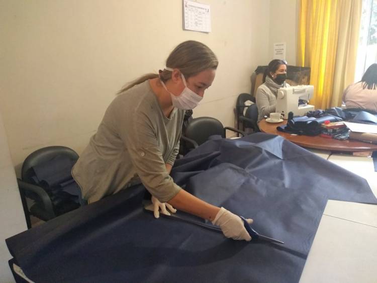 Funcionarios de DIDECO Linares fabrican 5 mil mascarillas lavables para prevenir el Covid-19