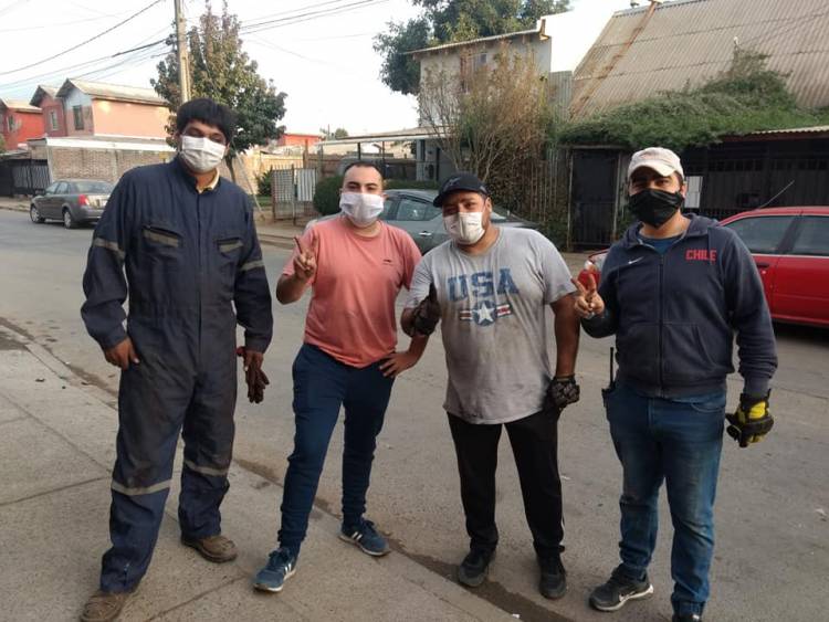 Amigos se unen para limpiar estufas a combustión lenta ad honorem en Linares