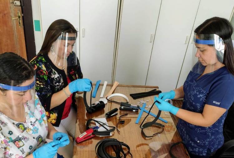 Funcionarias de Carabineros de Linares fabrican protectores faciales para prevenir el Coronavirus 