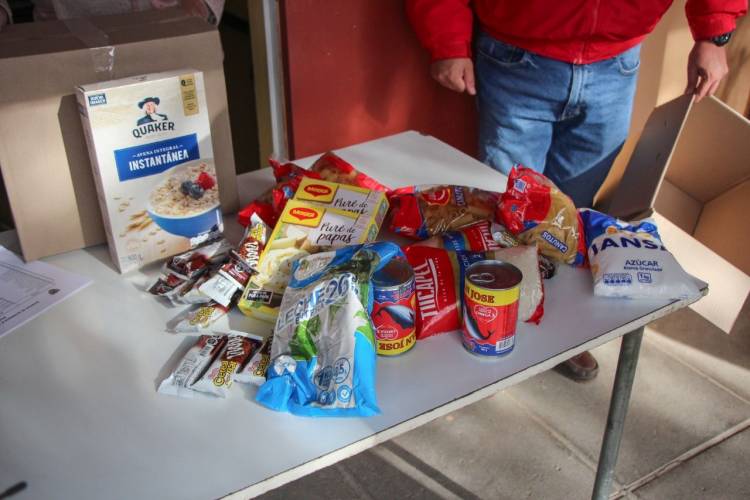 Comunistas y progresistas valoran entrega de una caja de alimentos por vivienda en Linares