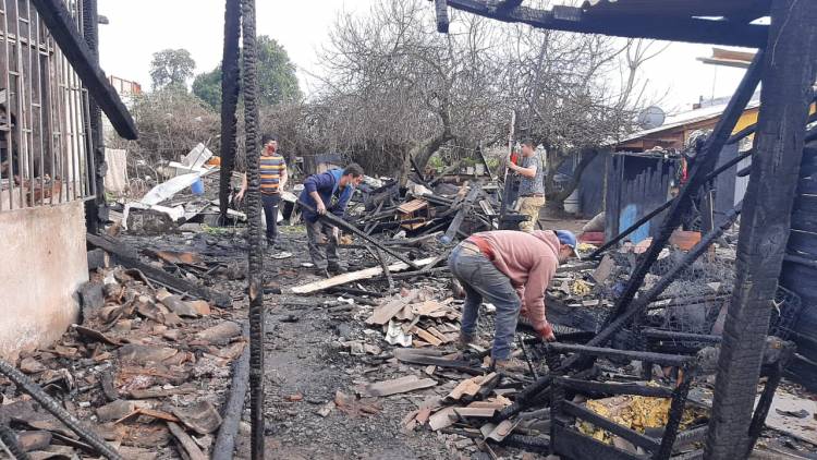 Recalentamiento eléctrico provocó incendio que dejó 10 damnificados en Linares