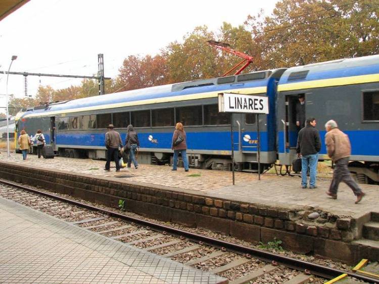 Desde este lunes 28 de septiembre el tren volverá a parar en la ciudad de Linares