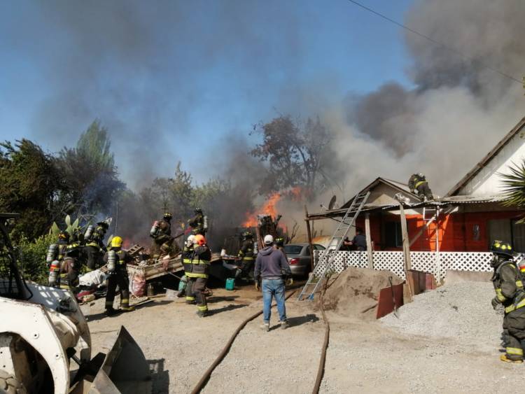 Ocho damnificados deja incendio en sector oriente de Linares