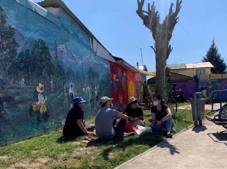 Jóvenes realizan galería artística al aire libre con proyecto de INJUV