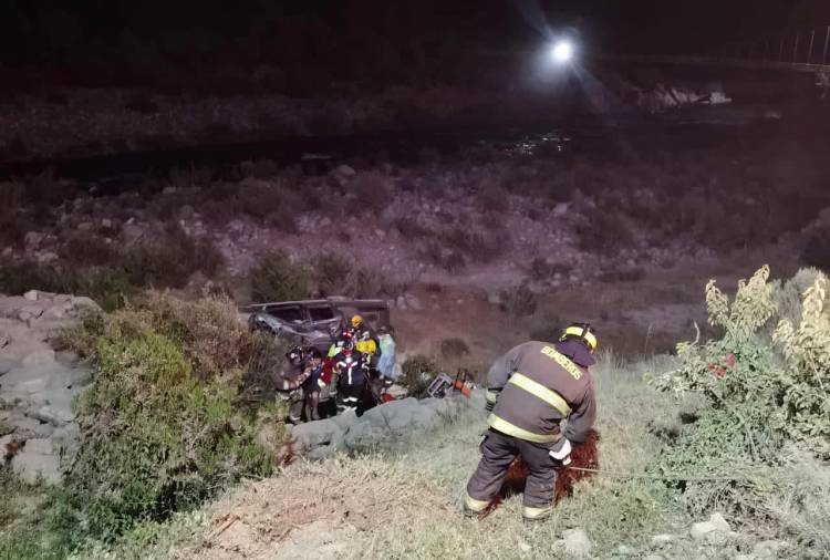 Cuatro lesionados deja  desbarrancamiento de camioneta en “Vega de Salas”