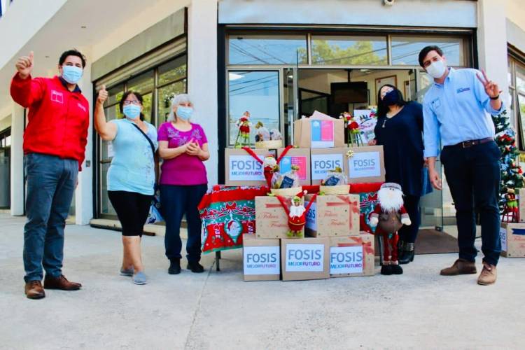  Entregan cajas navideñas con alimentos a 3 mil 500 hogares vulnerables de todo el Maule 