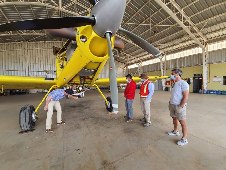 Autoridades visitaron a pilotos de aviones de combate de incendios en el Maule