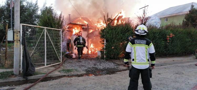 Tres personas quedan damnificados tras incendio por desperfecto eléctrico en la localidad de Vara Gruesa