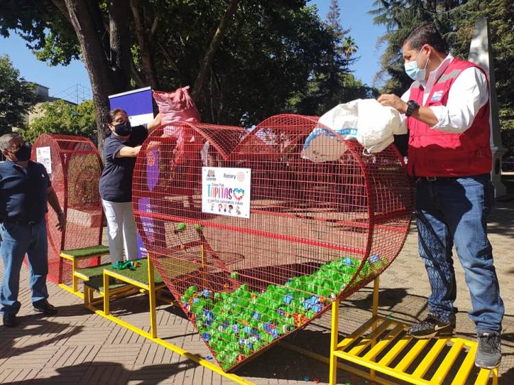 Instalan “corazones gigantes” en nueve puntos de Linares para reciclar “tapitas” y apoyar a los niños y niñas enfermos de cáncer