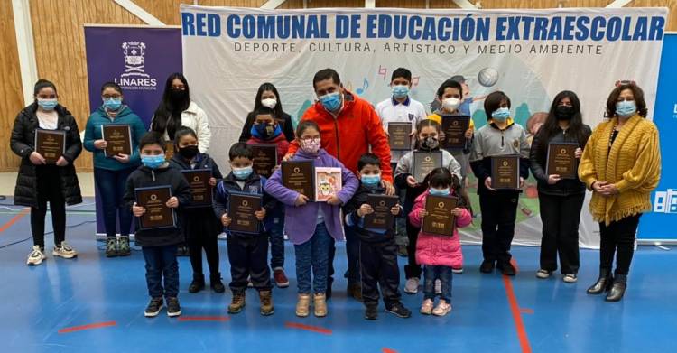 Municipio premia a niños que ganaron concurso literario y de fotografía con motivo del aniversario de Linares